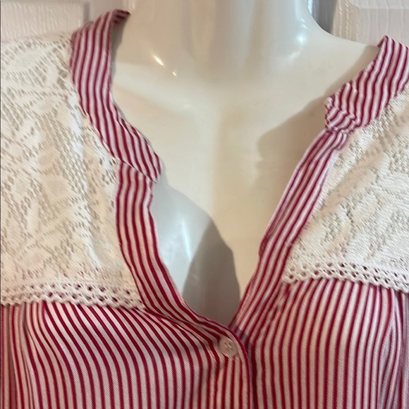 Elegant Striped Blouse with Lace Accents - Picture 5 of 8